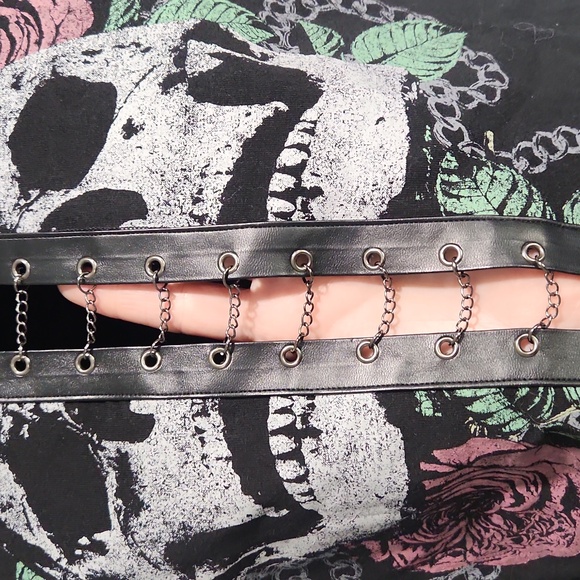 Crop skull floral tee Size medium - Picture 2 of 2